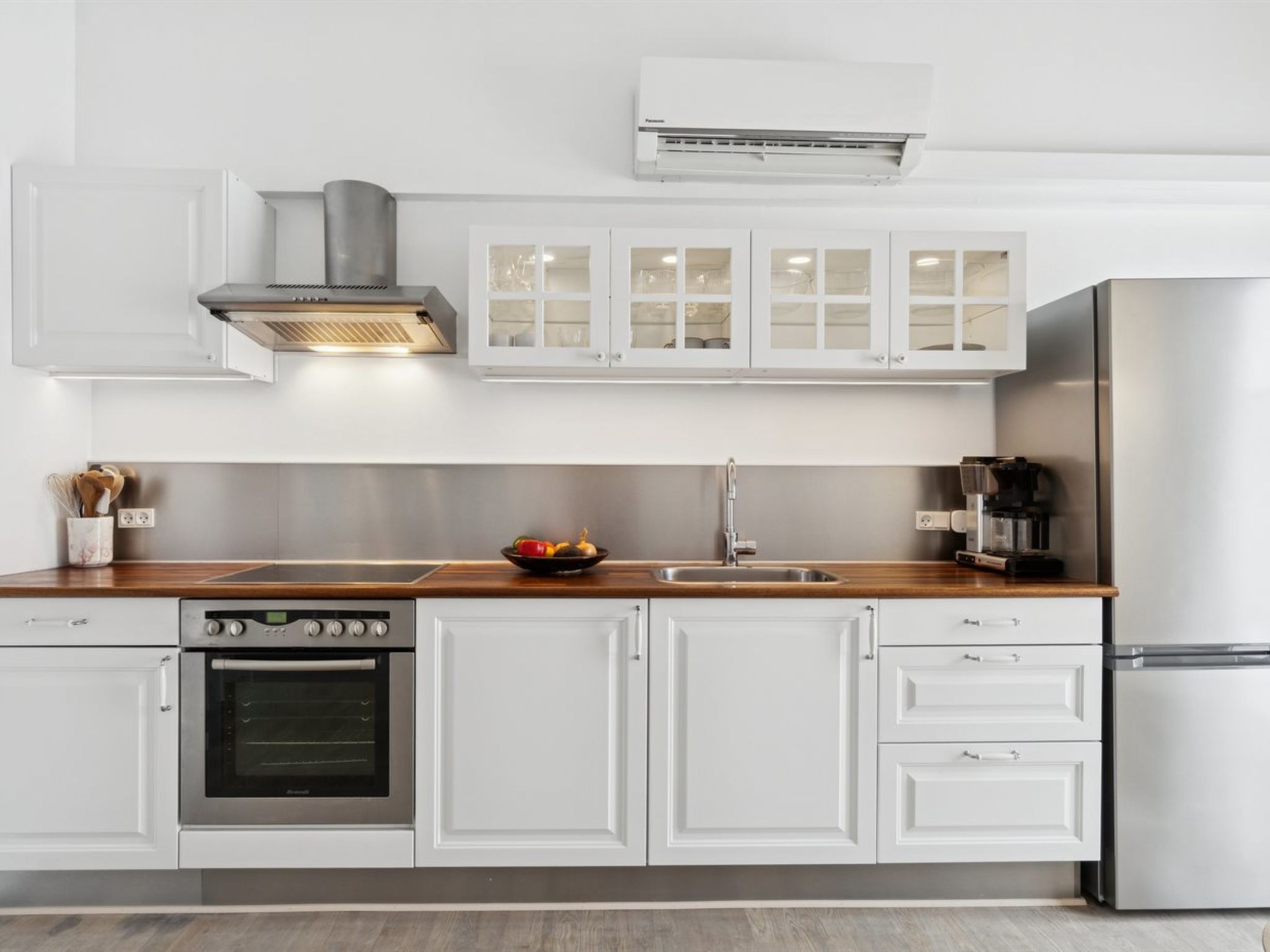 "Yaris" - 4.5km from the sea - Binnen