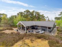 Vakantiehuis met open haard en sauna aan zee in Nexø - thumbnail 1