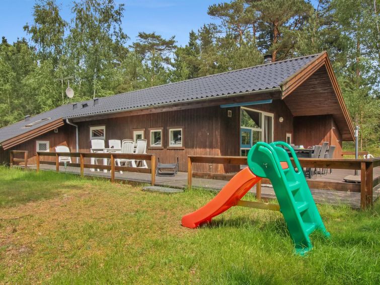 "Almira" - 1.2km from the sea", 4-Zimmer-Haus 108 m2. Objekt geeignet für 8 Erwachsene + 1 Kind. Wohnzimmer mit 1 Doppelbett, TV, CD und Stereoanlage. 1 Zimmer mit 1 Doppelbett. 1 Zimmer mit 2 Betten..