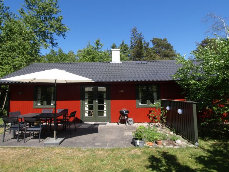 "Nahuel" - 200m from the sea", huis 3-kamers 55 m2. Het objekt is geschikt voor 4 volwassenen + 2 kinderen. Woonkamer met TV, CD-speler, stereo-installatie en DVD. 1 kamer met 2 bedden. 1 kamer met 1 ..