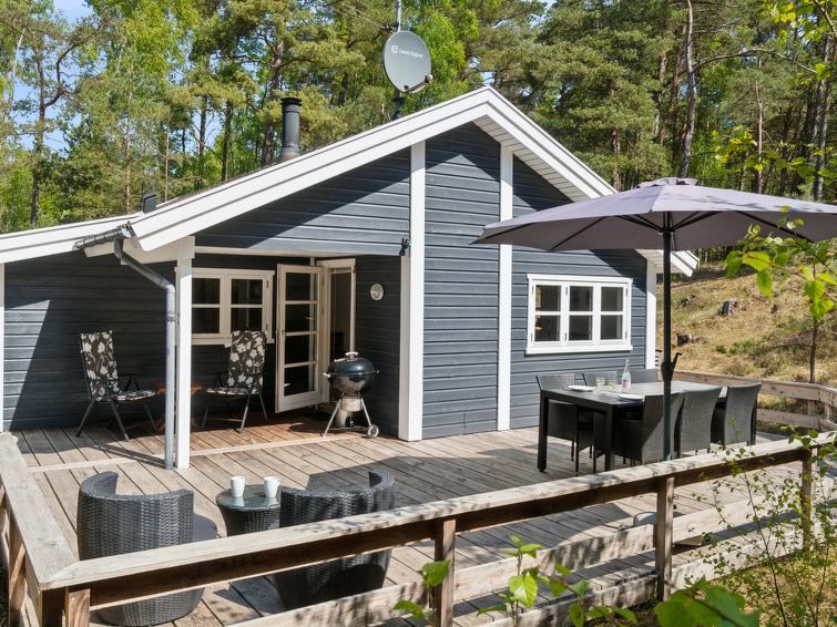 "Hallgerd" - 800m from the sea", huis 3-kamers 82 m2. Het objekt is geschikt voor 6 volwassenen. Woonkamer met TV, CD-speler, stereo-installatie en DVD. 1 kamer met 1 2-pers bed. 1 kamer met 1 2-pers ..