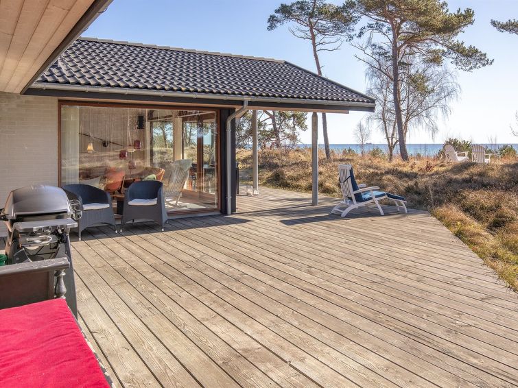 "Unto" - 25m from the sea", huis 3-kamers 132 m2. Het objekt is geschikt voor 6 volwassenen. Woonkamer met TV, radio, CD-speler, stereo-installatie en DVD. 1 kamer met 1 2-pers bed. 1 kamer met 1 2-pe..