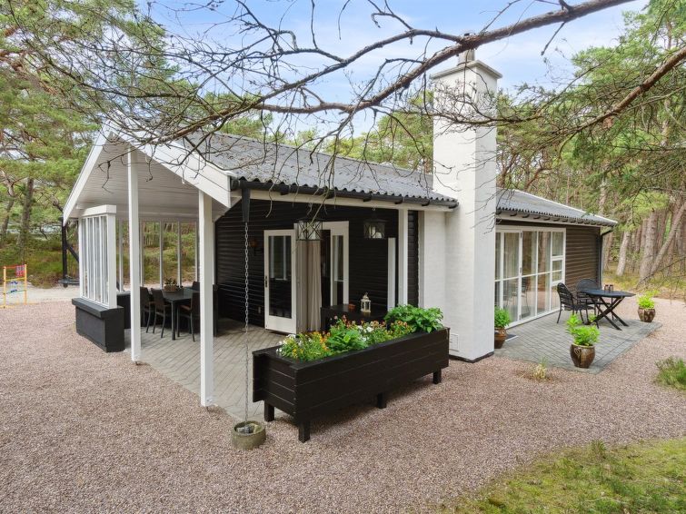 "Elsia" - 280m from the sea", 3-Zimmer-Haus 60 m2. Objekt geeignet für 5 Erwachsene. Wohnzimmer mit TV und Radio. 1 Zimmer mit 1 Doppelbett. 1 Zimmer mit 1 x 2 Etagenbetten. 1 Zimmer mit 1 Bett. Küc..
