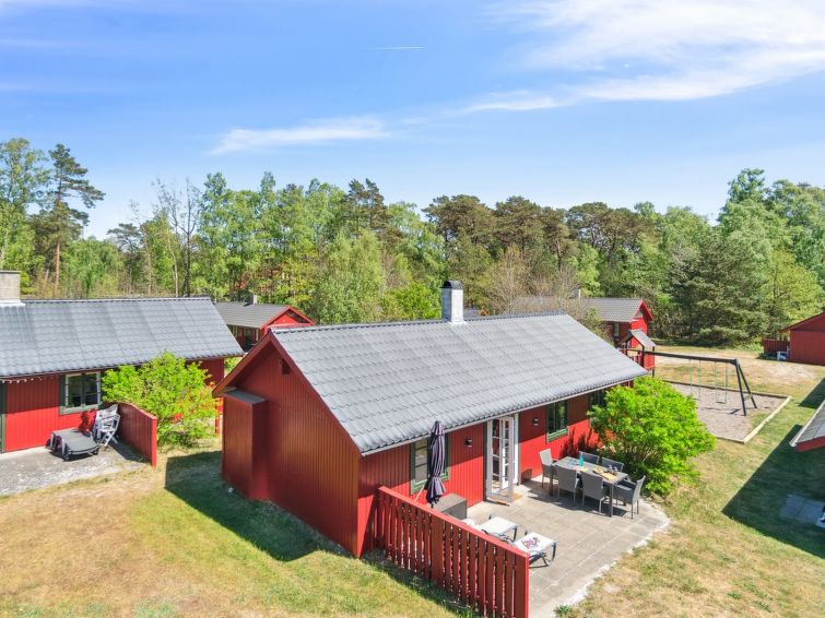 "Gubbe" - 300m from the sea", 3-Zimmer-Haus 55 m2. Objekt geeignet für 6 Erwachsene. Wohnzimmer mit TV. 1 Zimmer mit 1 Doppelbett und 1 Schlafmöglichkeit. 1 Zimmer mit 1 Doppelbett. 1 Zimmer mit 1 D..