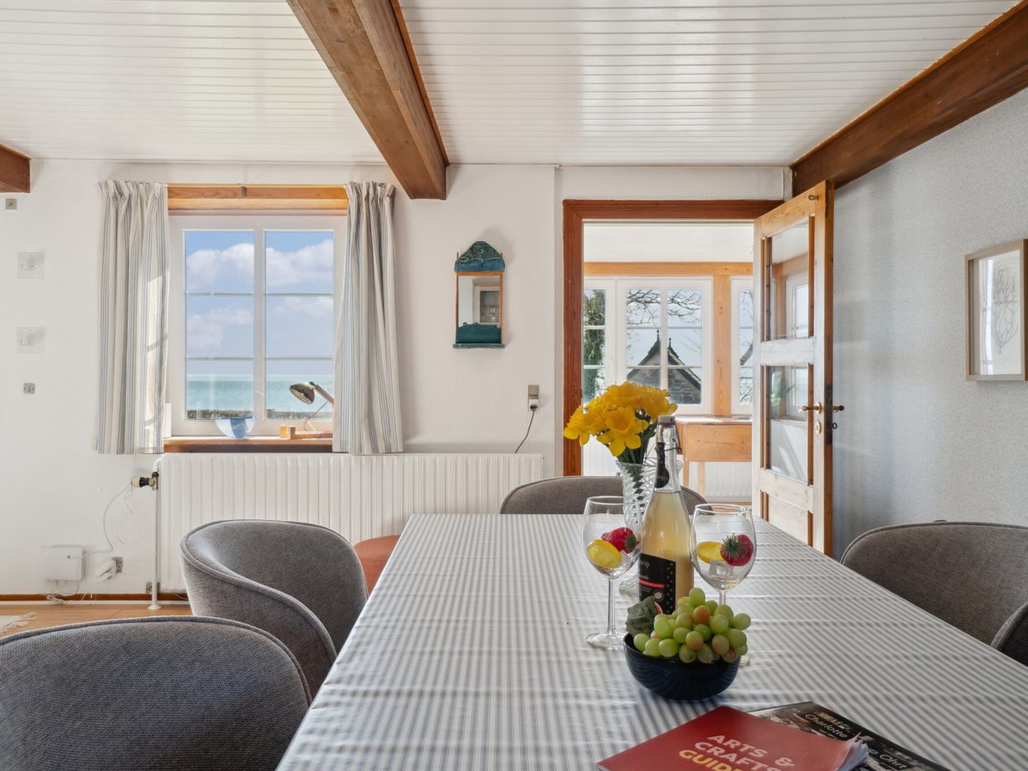 "Hakon" - 40m from the sea-Drinnen