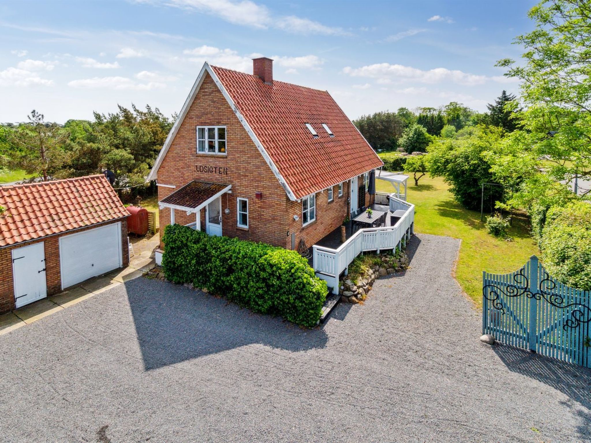 "Hughlek" - 450m from the sea