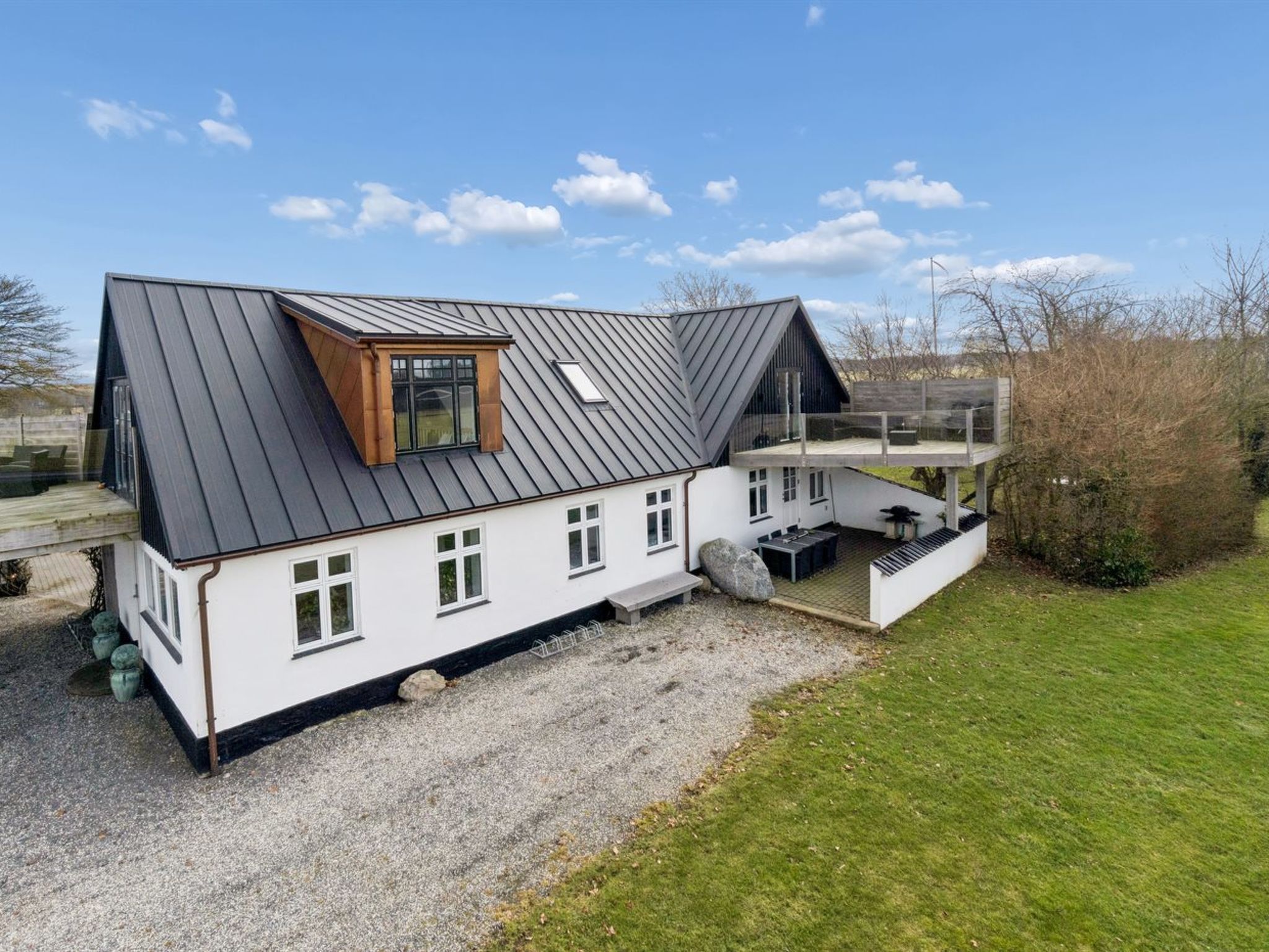 "Strandulf" - 1km from the sea", appartement 3-kamers 115 m2. Het objekt is geschikt voor 6 volwassenen. Woonkamer met 1 2-pers divanbed, TV en radio. 1 kamer met 1 2-pers bed. 1 kamer met 1 2-pers be..