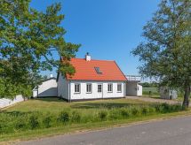 Sfeervol vakantiehuis met open haard in Østermarie - thumbnail 1