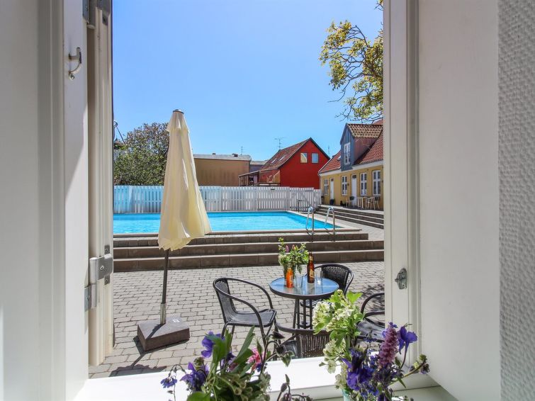 "Thyrne" - 500m from the sea", appartement 3-kamers 46 m2. Het objekt is geschikt voor 5 volwassenen. Woonkamer met 1 2-pers divanbed, TV, radio, CD-speler en DVD. 1 kamer met 1 2-pers bed. 1 kamer me..