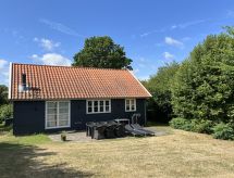 4-persoons vakantiehuis met open haard in Gudhjem aan zee - thumbnail 1