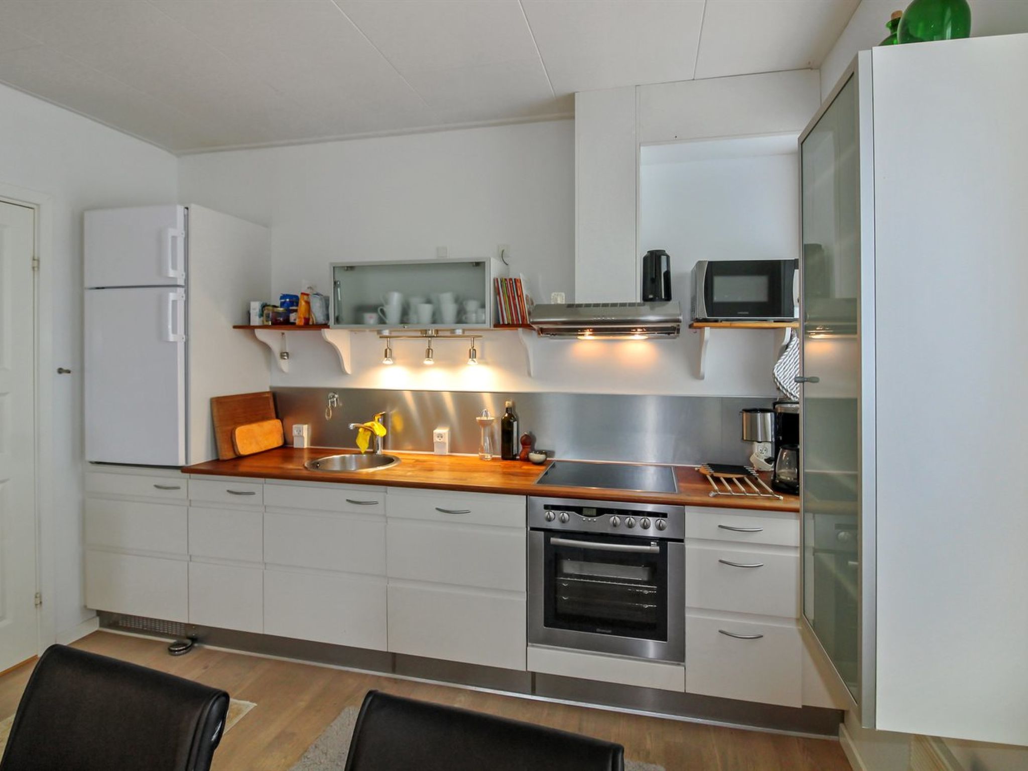 "Hunter" - 400m from the sea-Binnen