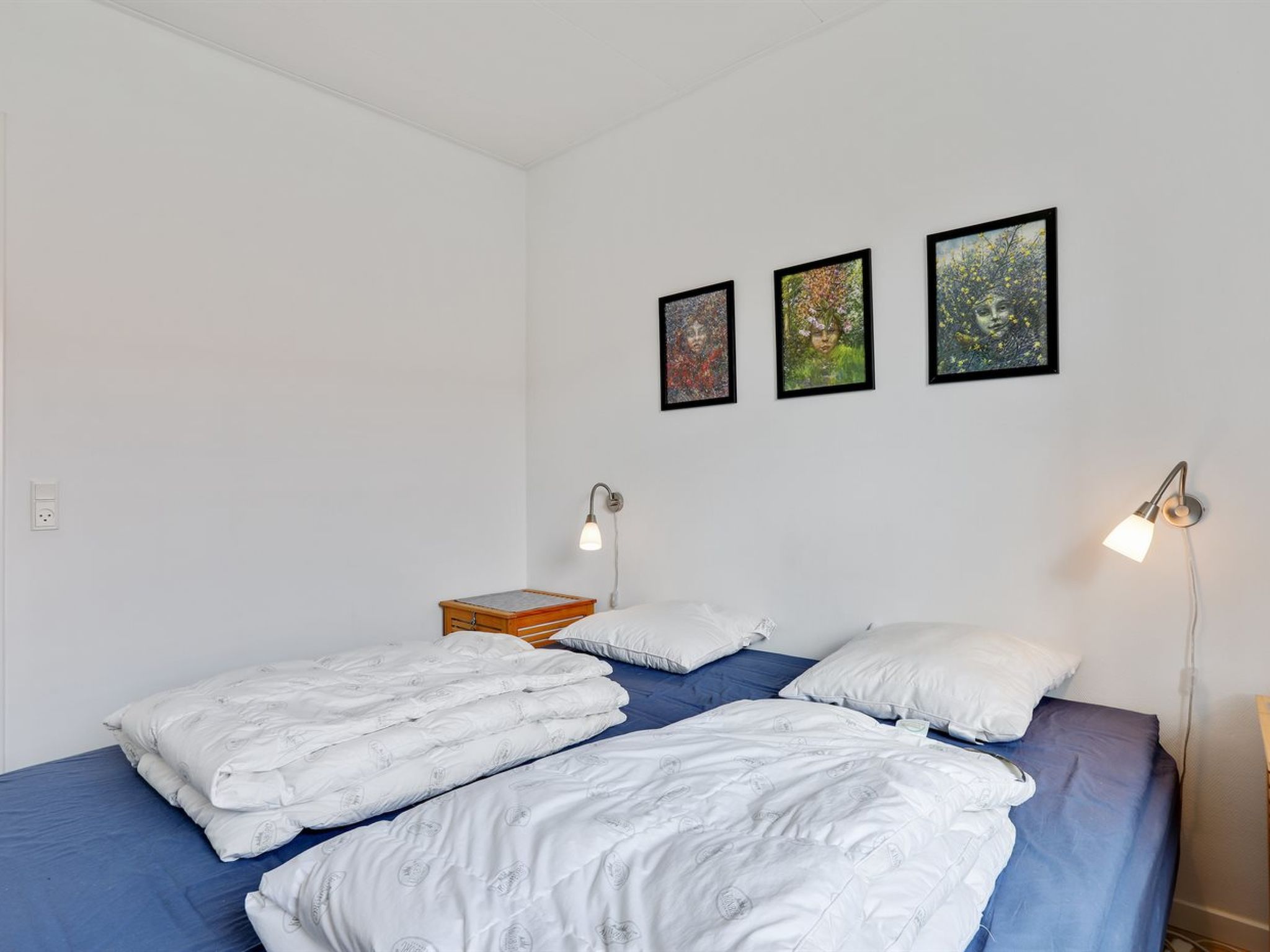 "Hunter" - 400m from the sea-Drinnen