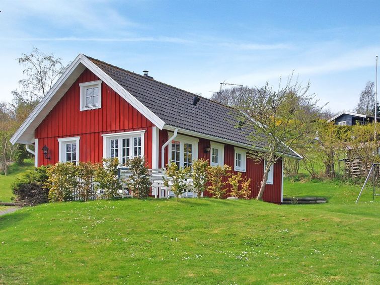 "Spurgh" - 250m from the sea", huis 2-kamers 80 m2. Het objekt is geschikt voor 6 volwassenen + 1 kinderen. Woonkamer met TV, video, radio, CD-speler en DVD. 1 kamer met 1 2-pers bed. 1 kamer met 1 2-..