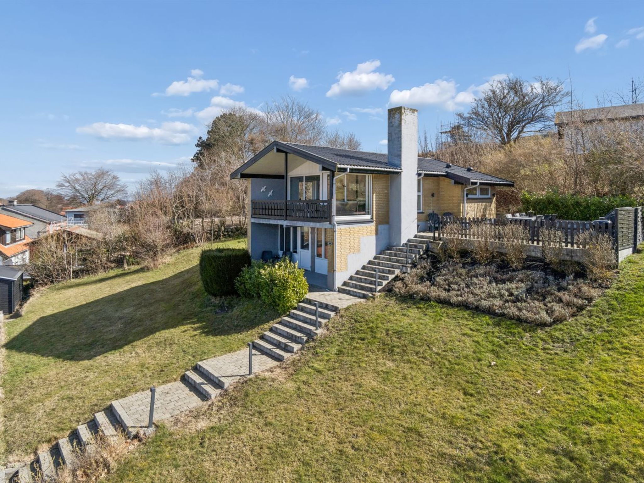 "Takenya" - 400m from the sea", huis 3-kamers 110 m2. Het objekt is geschikt voor 5 volwassenen. Woonkamer met open haard, TV en radio. 1 kamer met 1 2-pers bed. 1 kamer met 1 2-pers bed. Keuken (oven..