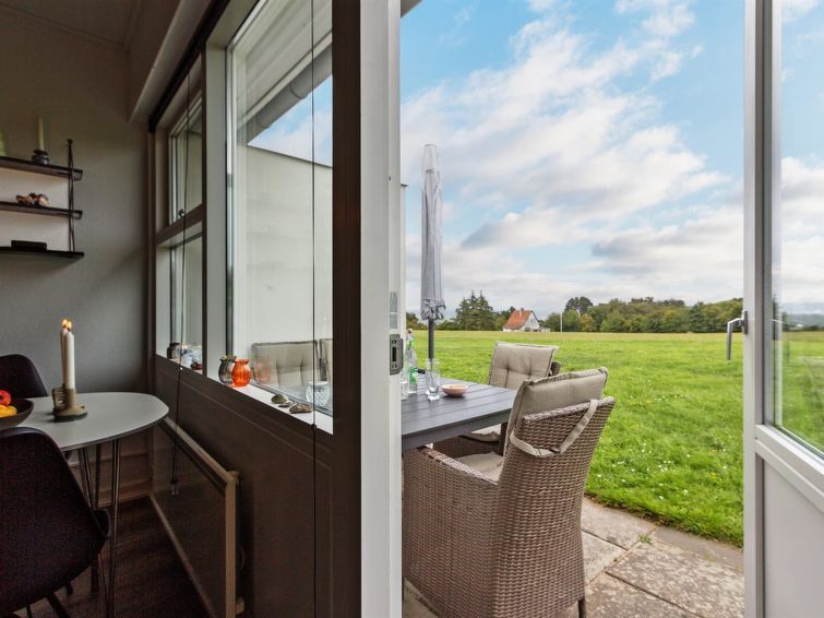 "Atte" - 300m from the sea", appartement 28 m2. Het objekt is geschikt voor 2 volwassenen. Woonkamer met 1 2-pers bed, TV, radio en CD-speler. Keuken (oven, afwasmachine, 4 keramische glas kookplaten,..