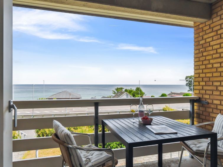 "Feodora" - 100m from the sea", appartement 2-kamers 44 m2. Het objekt is geschikt voor 4 volwassenen. Woonkamer met 1 2-pers divanbed, TV en radio. 1 kamer met 1 2-pers bed. Keuken (oven, afwasmachin..