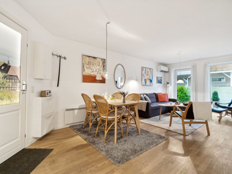 "Franca" - 75m from the sea", 2-Zimmer-Wohnung 57 m2. Objekt geeignet für 4 Erwachsene. Wohnzimmer mit TV und Radio. 1 Zimmer mit 1 Doppelbett. 1 Zimmer mit 2 Betten. Küche (Backofen, Geschirrspüle..