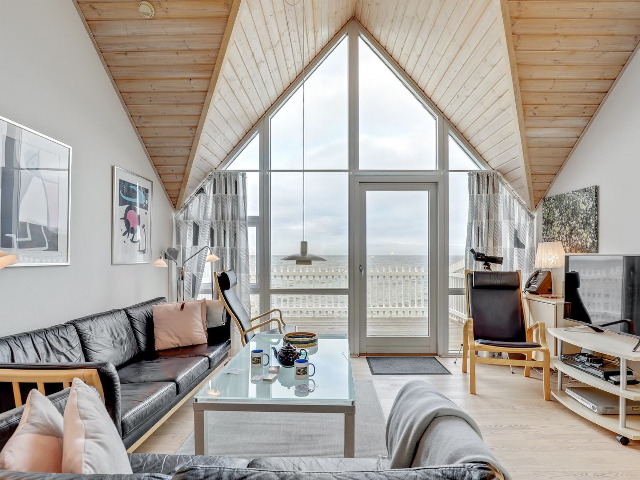 "Halldora" - 10m from the sea-Binnen