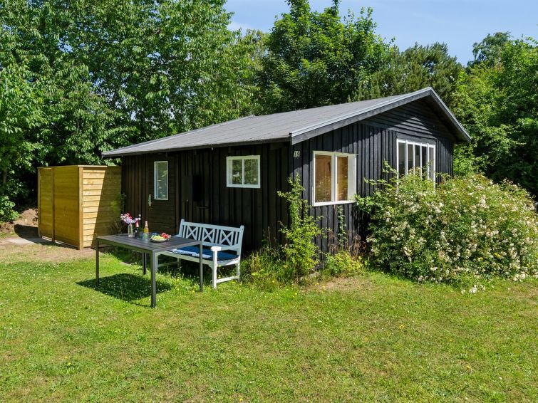 "Krister" - 900m from the sea", 3-Zimmer-Haus 45 m2. Objekt geeignet für 4 Erwachsene. Wohnzimmer mit 1 Bett. 1 Zimmer mit 1 Doppelbett. 1 Zimmer mit 1 Bett. Küche (Backofen, 4 Glaskeramikplatten, T..