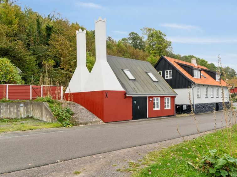 "Malila" - 15m from the sea", huis 2-kamers 85 m2. Het objekt is geschikt voor 4 volwassenen + 2 kinderen. Woonkamer met TV. Studio 1 kamer met met 1 2-pers bed. Keuken (oven, afwasmachine, 4 inductie..