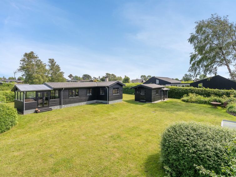 "Keila" - 250m from the sea", huis 3-kamers 74 m2. Het objekt is geschikt voor 6 volwassenen. Woonkamer met 1 2-pers divanbed en TV. Studio 1 kamer met met 2 bedden en 1 2-pers bed. Keuken (oven, 4 ke..