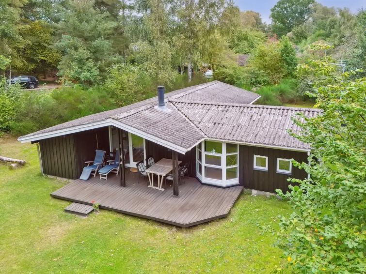 "Zezilie" - 125m from the sea", huis 3-kamers 64 m2. Het objekt is geschikt voor 5 volwassenen. Woonkamer met TV en radio. 1 kamer met 1 2-pers bed. 1 kamer met 1 2-pers bed. 1 kamer met 1 bed. Keuken..