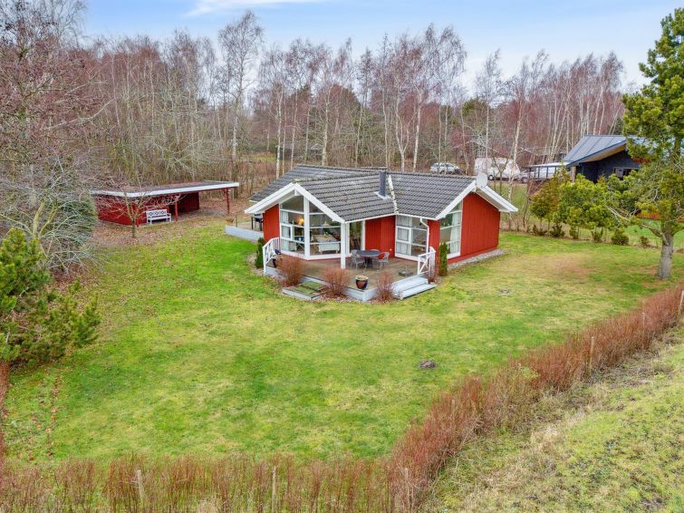 "Hjalmine" - 225m from the sea", huis 3-kamers 75 m2. Het objekt is geschikt voor 6 volwassenen + 1 kinderen. Woonkamer met TV. 1 kamer met 1 2-pers bed. 1 kamer met 1 2-pers bed. 1 kamer met 2 bedden..