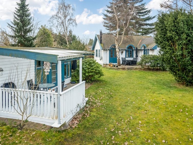 "Arto" - 325m from the sea", huis 4-kamers 107 m2. Het objekt is geschikt voor 6 volwassenen + 1 kinderen. Woonkamer met 1 2-pers divanbed en TV. 1 kamer met 2 divanbedden. Studio 1 kamer met met 1 2-..