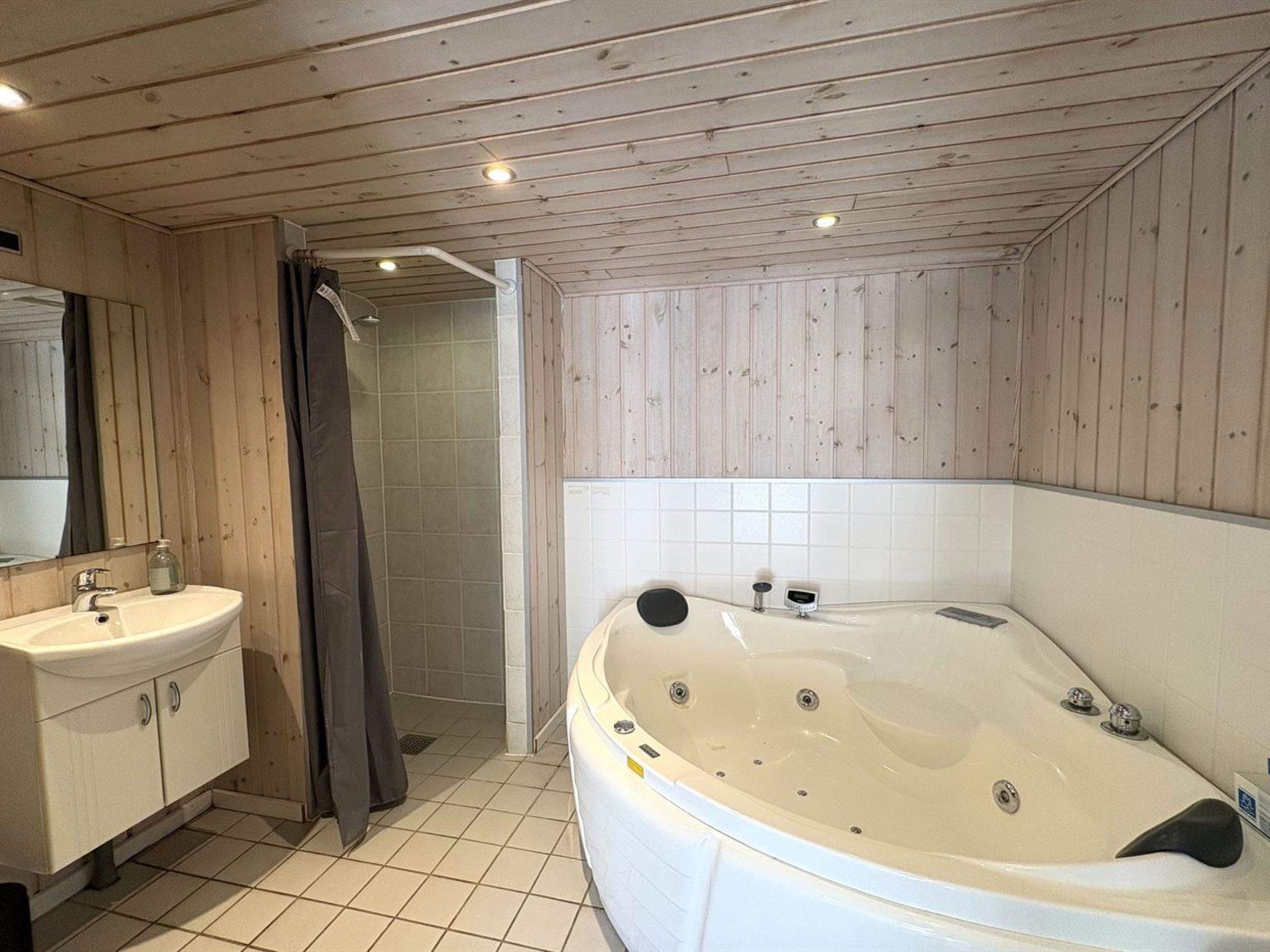 "Veljan" - 300m from the sea - Binnen