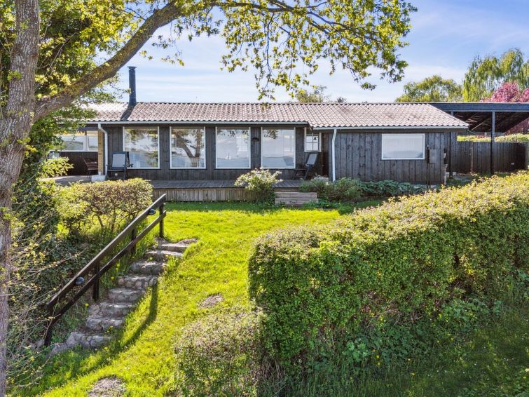"Titta" - 10m to the inlet", huis 3-kamers 60 m2. Het objekt is geschikt voor 4 volwassenen + 2 kinderen. Woonkamer met TV. 1 kamer met 1 2-pers bed. 1 kamer met 1 2-pers bed. 1 kamer met 1 bed. Keuke..