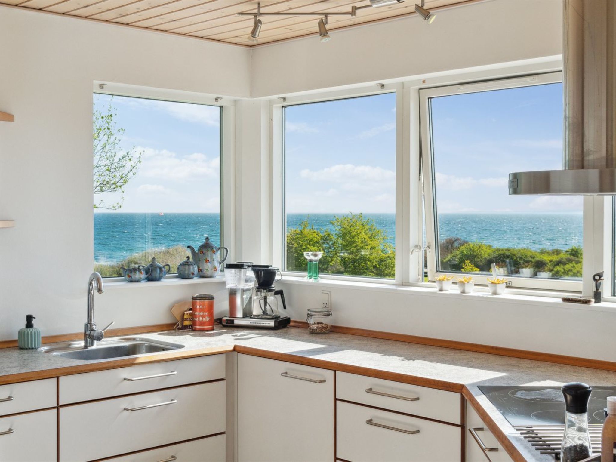 "Sahid" - 20m from the sea-Inside