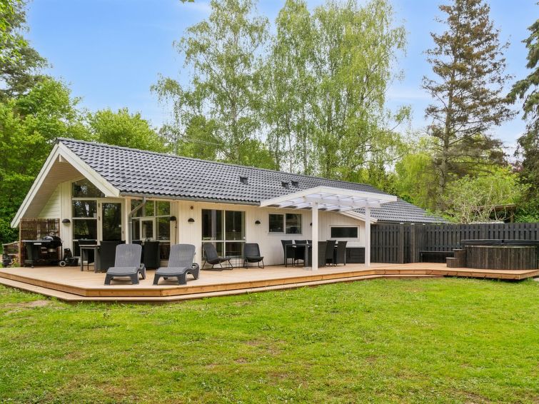 8-persoons vakantiehuis in Nykøbing Sj met whirlpool en open haard in Nykøbing Sj