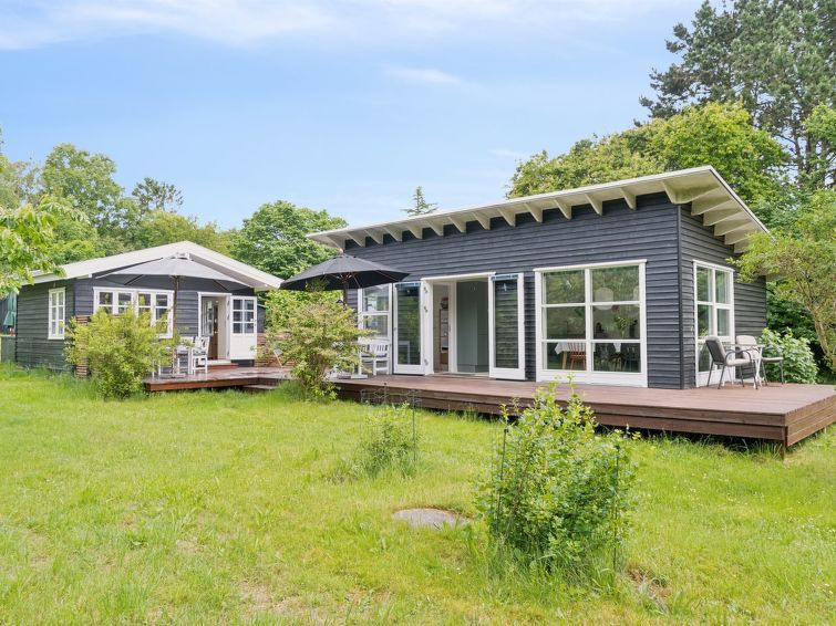 "Soili" - 750m from the sea", huis 3-kamers 76 m2. Het objekt is geschikt voor 6 volwassenen. Woonkamer, Studio met met 1 2-pers bed, TV en radio. Keuken (oven, afwasmachine, 4 keramische glas kookpla..