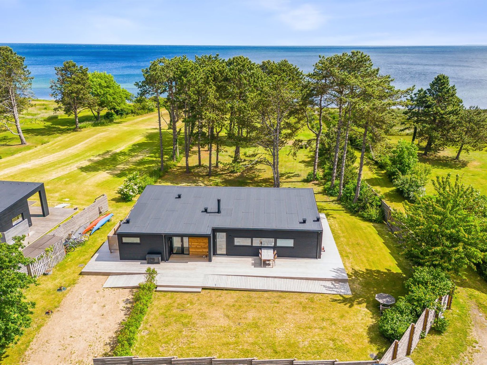 "Herlugh" - 10m from the sea", huis 2-kamers 104 m2. Het objekt is geschikt voor 5 volwassenen. Woonkamer met TV. 1 kamer met 1 2-pers bed. 1 kamer met 2 x 2 stapelbedden. Keuken (oven, afwasmachine, ..