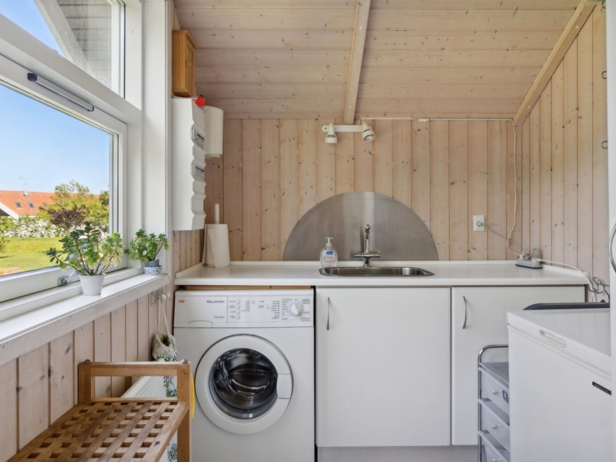 "Sukie" - 100m from the sea-Binnen