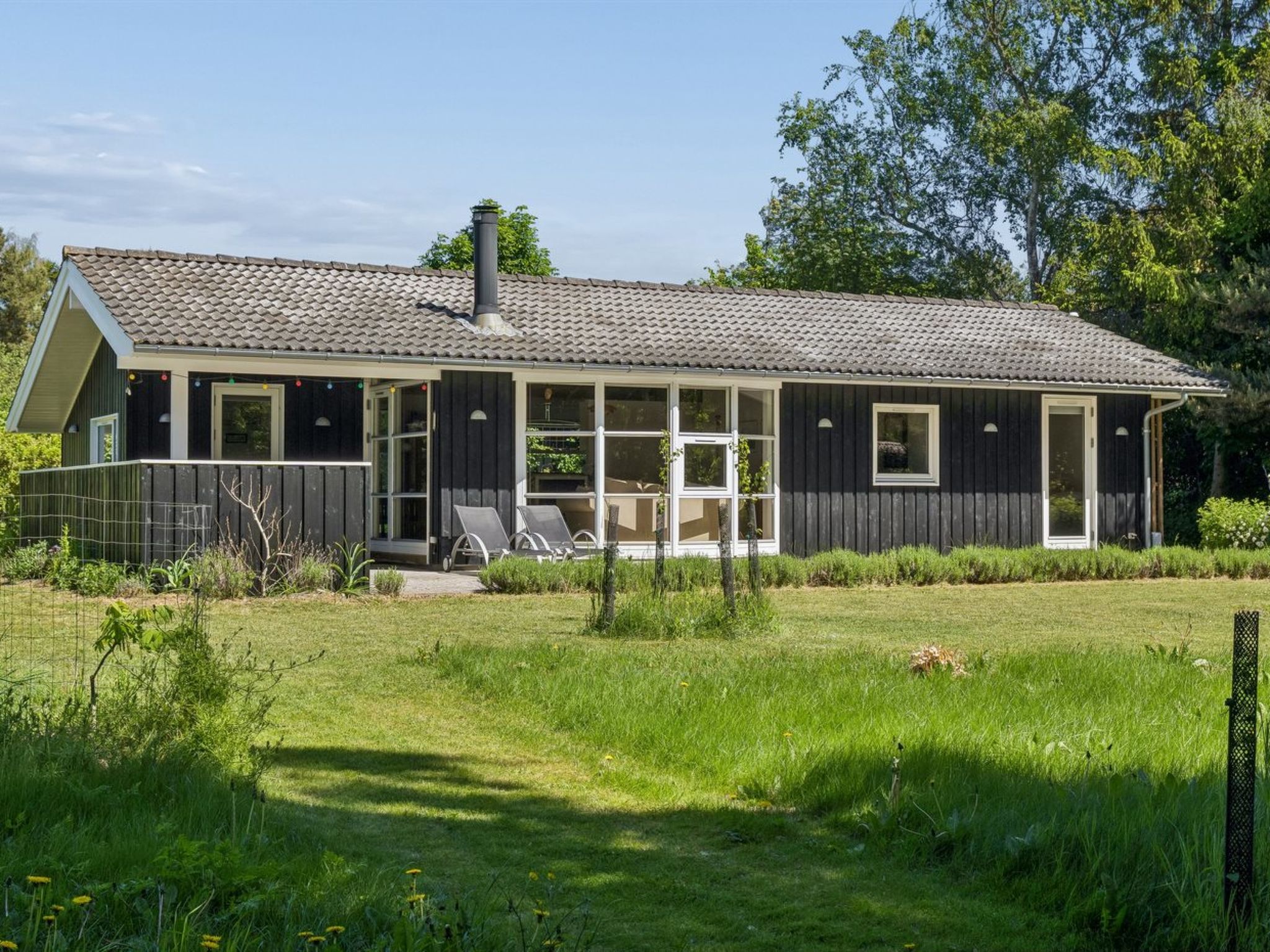 "Angelika" - 1.3km from the sea", huis 3-kamers 76 m2. Het objekt is geschikt voor 5 volwassenen. Woonkamer met TV. 1 kamer met 1 2-pers bed. 1 kamer met 1 2-pers bed. 1 kamer met 1 bed. Keuken (oven,..