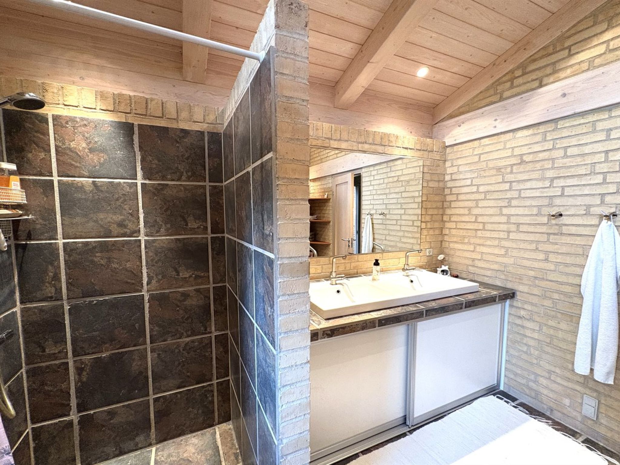 "Jorid" -  from the sea-Binnen