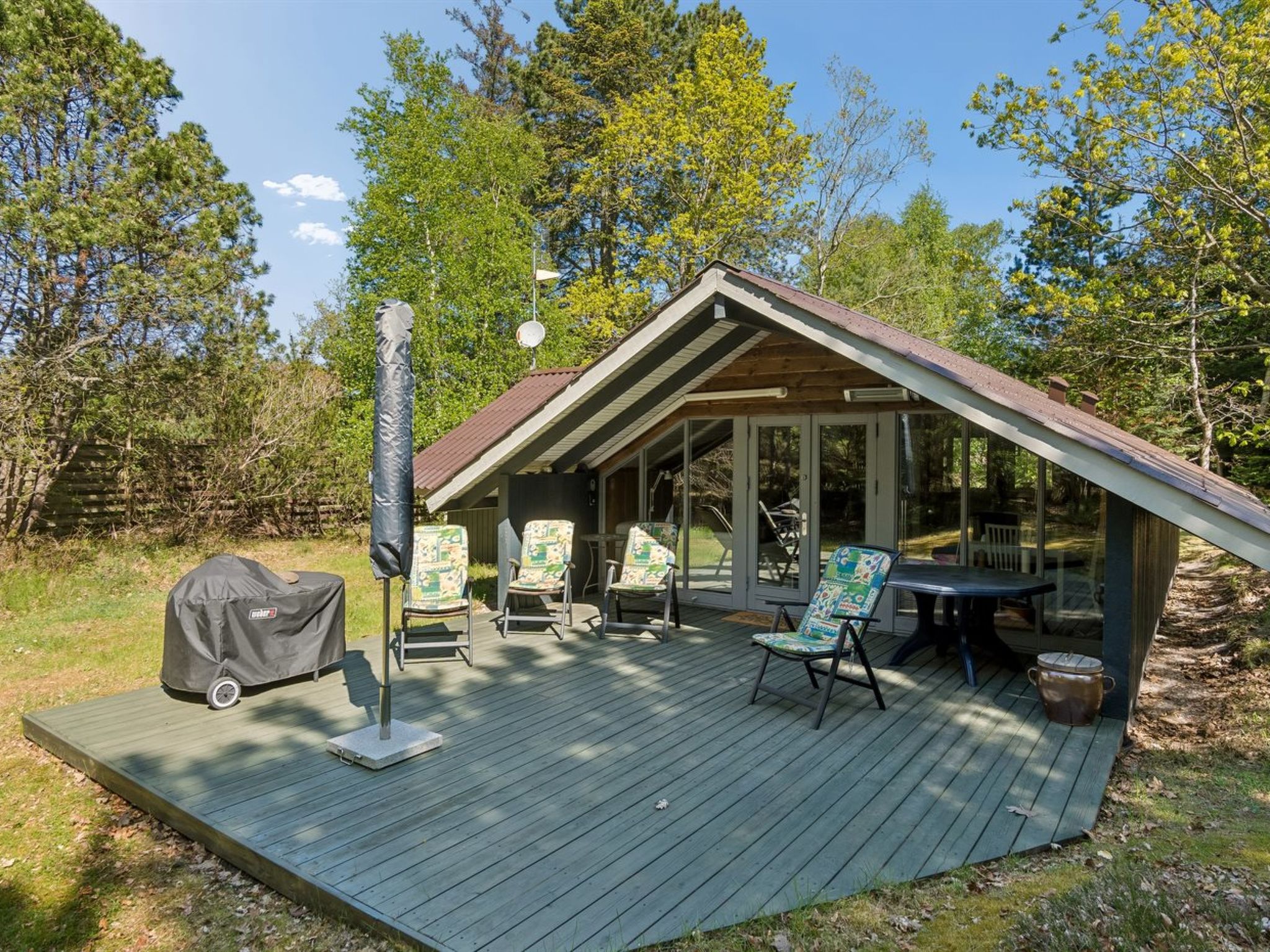"Elfrede" - 900m from the sea", 2-Zimmer-Haus 57 m2. Objekt geeignet für 4 Erwachsene. Wohnzimmer mit TV. 1 Zimmer mit 1 Doppelbett. 1 Zimmer mit 2 Betten. Küche (Backofen, Geschirrspüler, 4 Glaske..