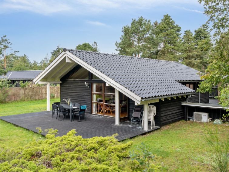 "Wilgrib" - 400m from the sea", 3-Zimmer-Haus 95 m2. Objekt geeignet für 6 Erwachsene. Wohnzimmer mit TV, CD, Stereoanlage und DVD. 1 Zimmer mit 1 Doppelbett. 1 Zimmer mit 1 Doppelbett. 1 Zimmer mit ..