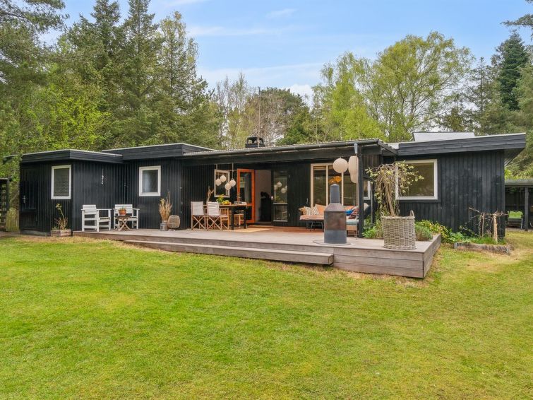 "Tatyana" - 1.6km from the sea", huis 3-kamers 78 m2. Het objekt is geschikt voor 6 volwassenen + 1 kinderen. Woonkamer met TV. 1 kamer met 1 2-pers bed. Studio 1 kamer met met 1 2-pers bed. Keuken (o..