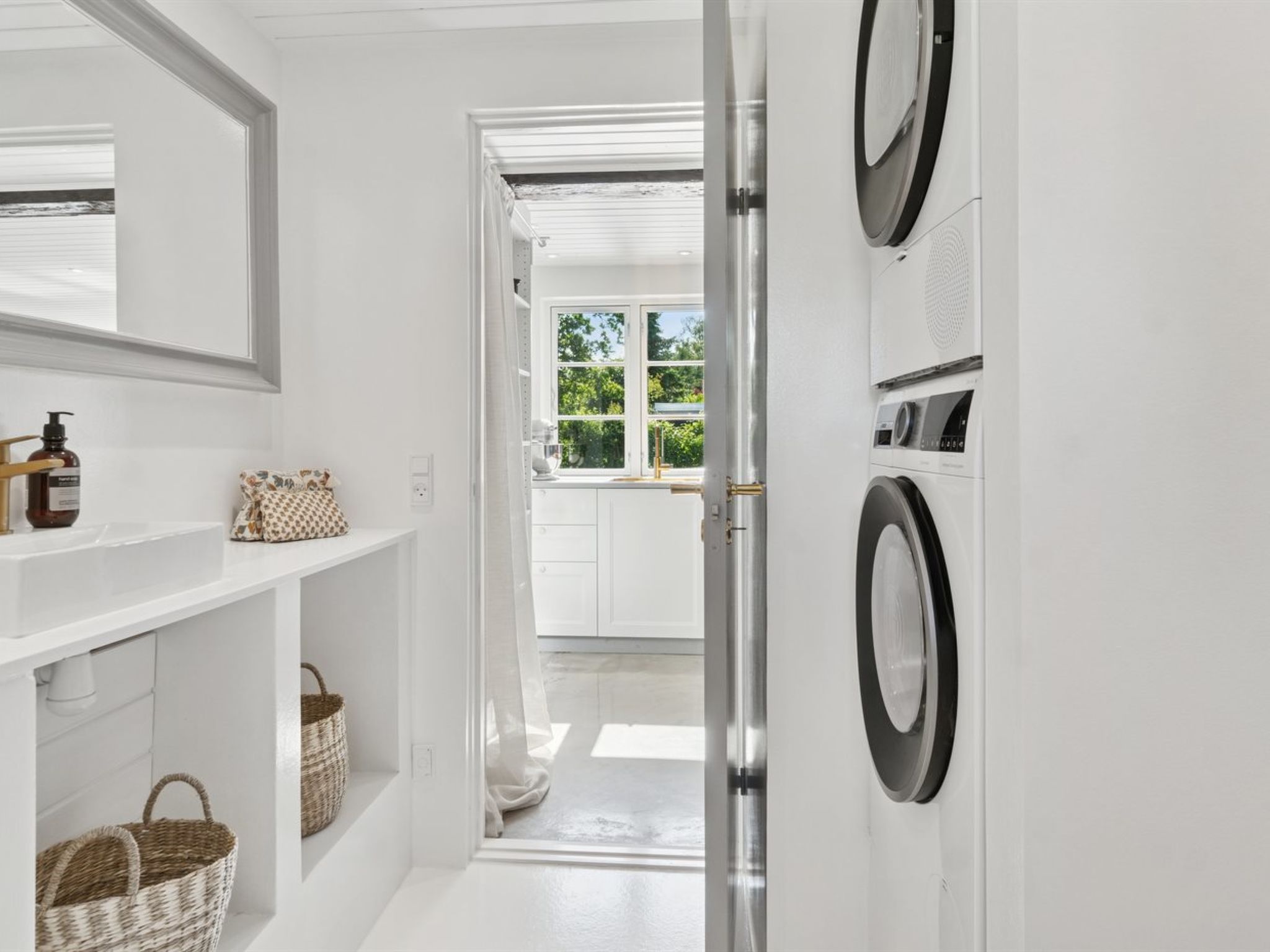 "Thrym" - 2.5km from the sea-Binnen