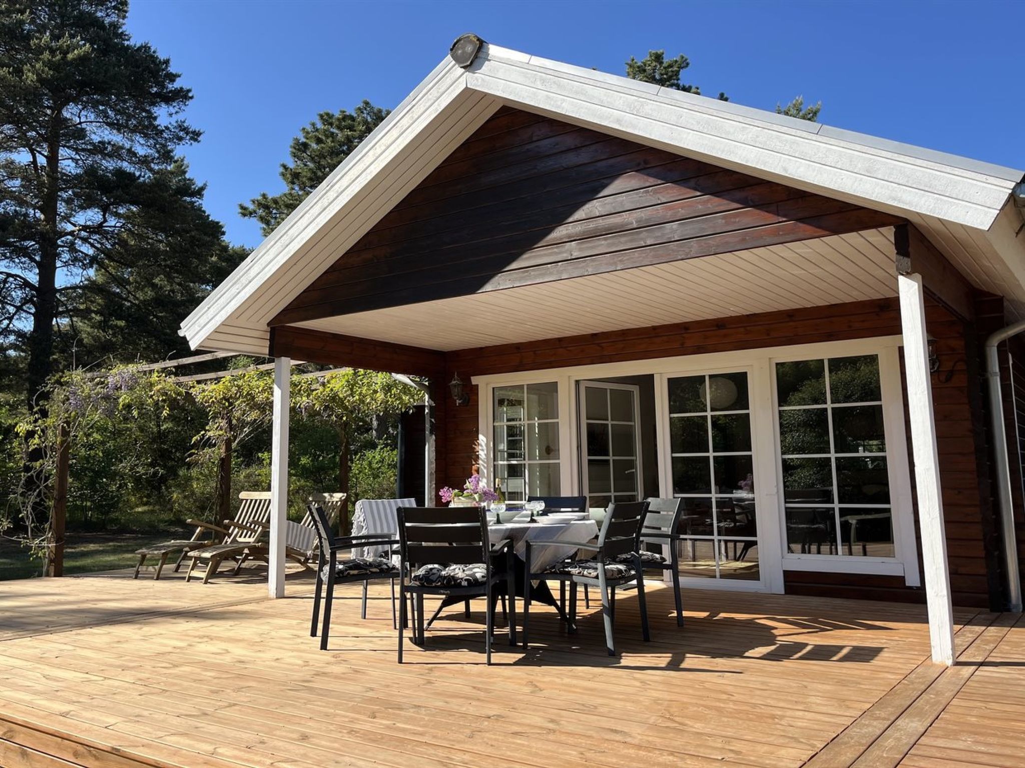 "Aiyana" - 2.1km from the sea", huis 3-kamers 90 m2. Het objekt is geschikt voor 6 volwassenen. Woonkamer met TV. 1 kamer met 1 2-pers bed. 1 kamer met 1 2-pers bed. 1 kamer met 1 2-pers bed. Keuken (..