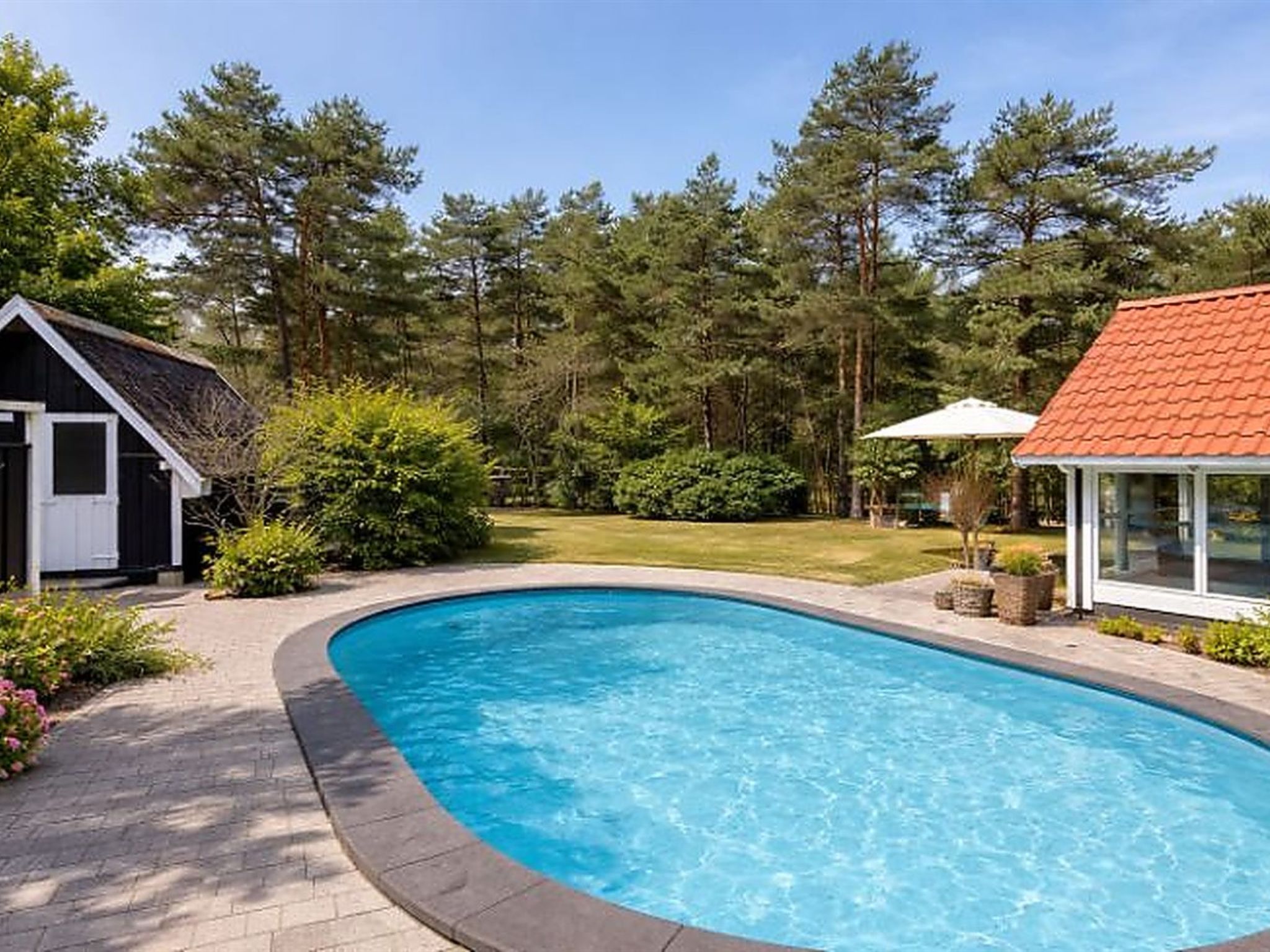 "Saija" - 2.1km from the sea", huis 4-kamers 108 m2. Het objekt is geschikt voor 7 volwassenen. Woonkamer met TV. 1 kamer met 1 2-pers bed. 1 kamer met 1 x 2 stapelbedden. Studio 1 kamer met met 2 bed..