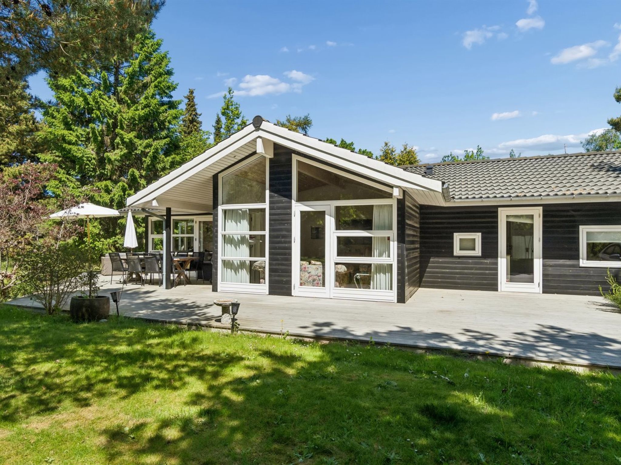 "Cita" - 550m from the sea", huis 3-kamers 117 m2. Het objekt is geschikt voor 6 volwassenen + 1 kinderen. Woonkamer met TV en radio. 1 kamer met 1 2-pers bed. 1 kamer met 1 2-pers bed. 1 kamer met 1 ..