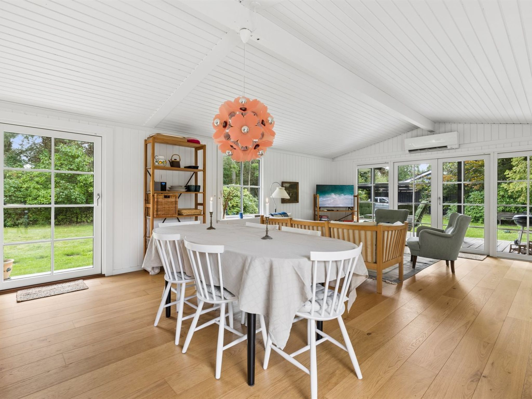 "Brynja" - 2.5km from the sea - Binnen
