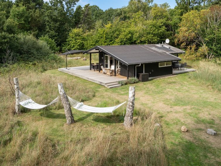 "Liselotte" - 275m from the sea", huis 4-kamers 68 m2. Het objekt is geschikt voor 6 volwassenen. Woonkamer met TV en radio. 1 kamer met 1 2-pers bed. 1 kamer met 2 bedden. Studio 1 kamer met met 2 be..