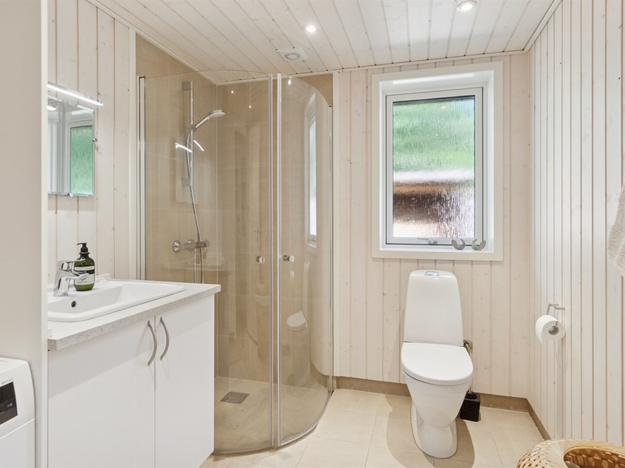 "Ovine" - 1.2km to the fjord-Dedans