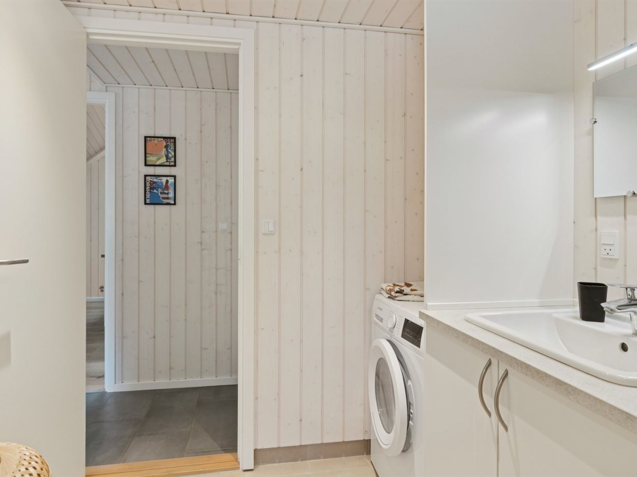 "Ovine" - 1.2km to the fjord-Dedans