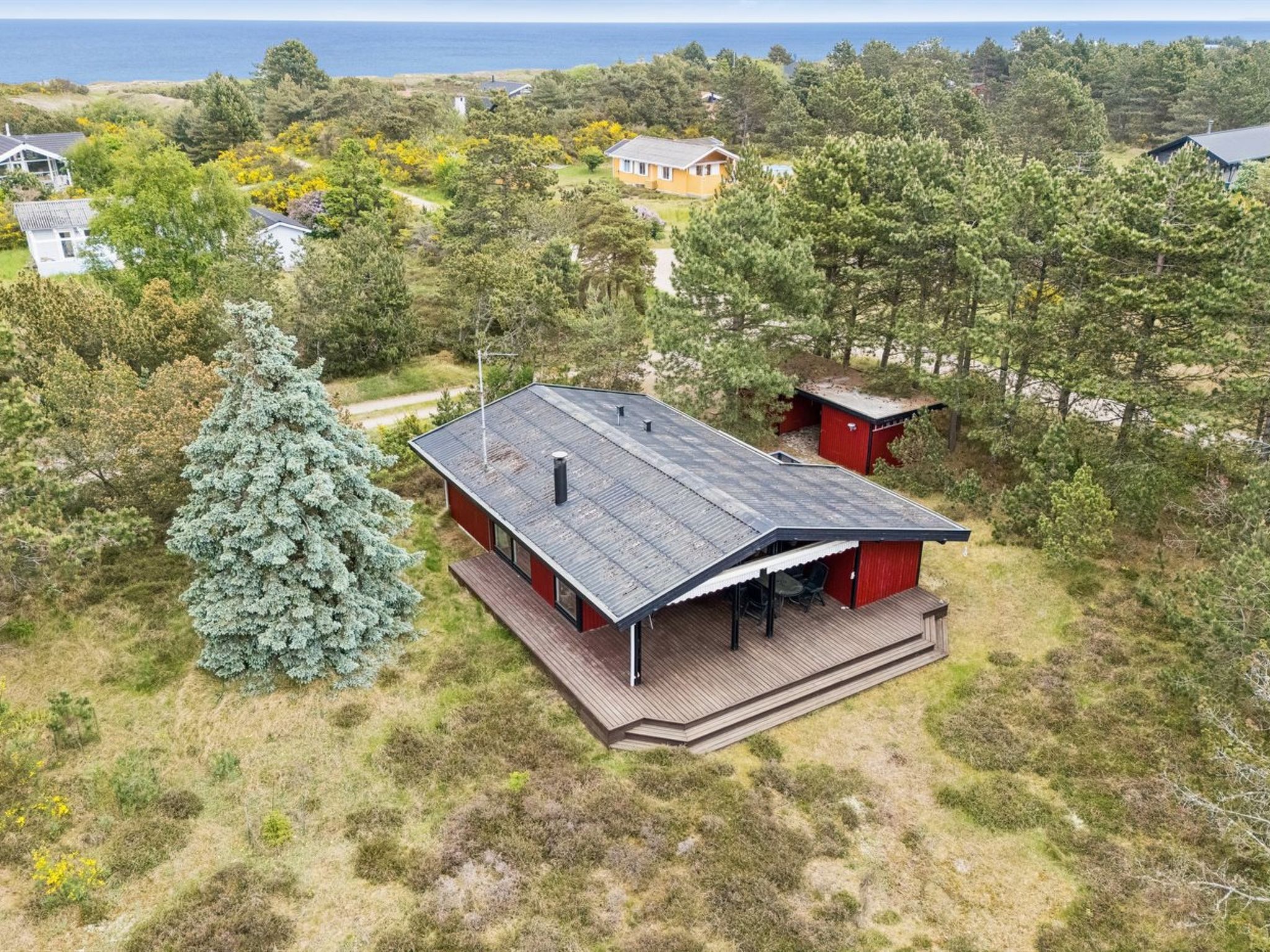 "Sarita" - 200m from the sea", huis 3-kamers 60 m2. Het objekt is geschikt voor 4 volwassenen + 1 kinderen. Woonkamer met TV en radio. 1 kamer met 1 2-pers bed. 1 kamer met 1 2-pers bed. 1 kamer met 1..