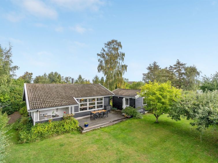 Vakantiehuis met open haard op 350 meter van de zee in Føllenslev in Føllenslev